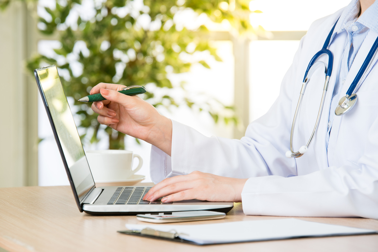 Profesional médica gestionando consultas telefónicas